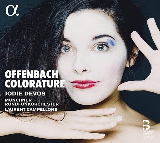 Avec un talent certain, Jodie Devos chante des airs d'opéra d'Offenbach