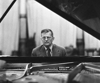 le compositeur russe Dmitri Chostakovitch photographié à Paris en 1958