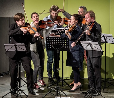 tous les seconds violons des formations invitées à Heidelberg en fraîche parodie