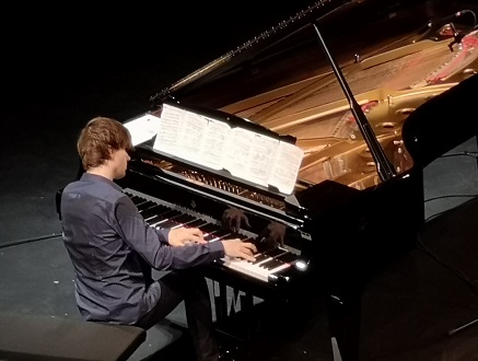 Mikhaïl Bouzine en récital au Théâtre des Bouffes du nord, à Paris