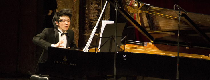 l'extraordinaire Takuya Otaki jouant Crumb au Théâtre des Bouffes du nord