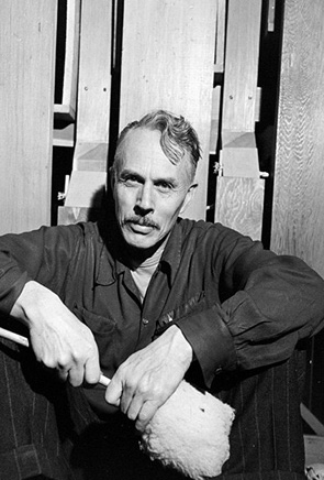 le compositeur étatsunien Harry Partch (1901-1974)