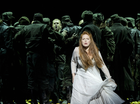 Martina Serafin est Sieglinde (Die Walküre) à l'Opéra Bastille