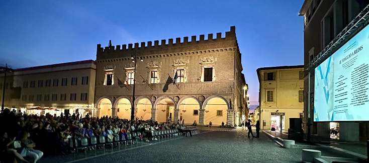 À Pesaro, sur la place, IL VIAGGIO A REIMS est retransmis sur écran géant...