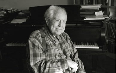 Elliott Carter devant son piano, à New York, par Fred R. Conrad