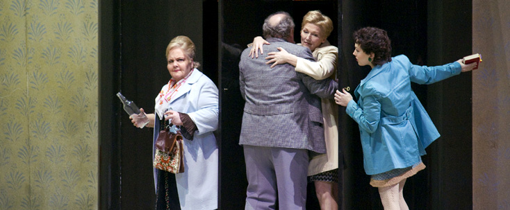 les personnages de Janáček devant l'armoire poétique de Marthaler