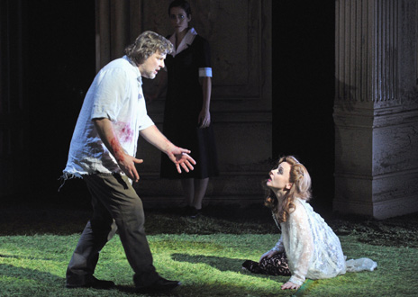 Christopher Ventris, Parsifal, tend la main vers Evelyn Herlitzius, Kundry