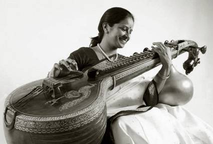 Jayanthi Kumaresh joue la vînâ au Théâtre de la Ville (Paris)